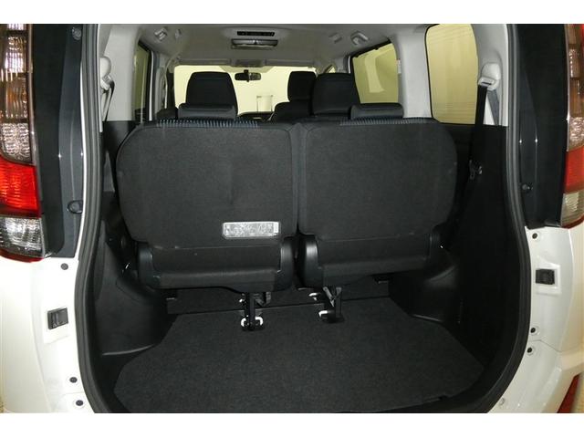 ノア Ｓｉ　地デジ　ＤＶＤ視聴可　ダブルエアコン　ＬＥＤヘットライト　ＥＴＣ付き　横滑り防止機能　ナビＴＶ　三列シート　ＡＷ　フルフラットシート　ＡＡＣ　パワーウインドウ　メモリーナビ　ＡＢＳ　ウォークスルー（16枚目）