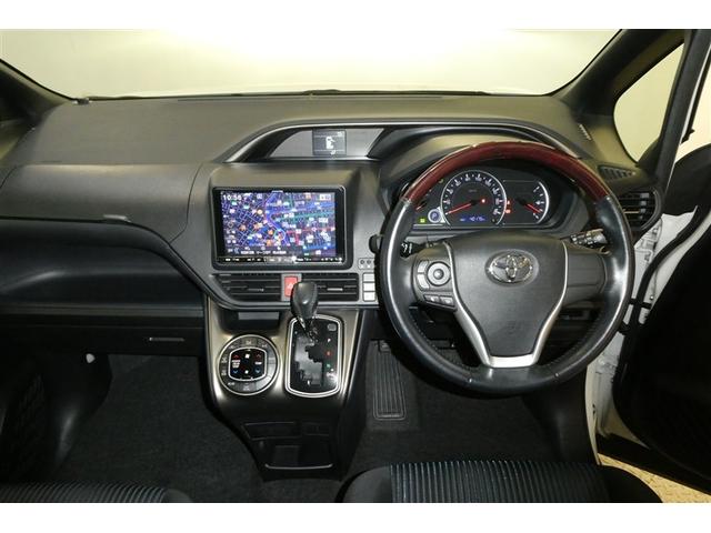 ノア Ｓｉ　地デジ　ＤＶＤ視聴可　ダブルエアコン　ＬＥＤヘットライト　ＥＴＣ付き　横滑り防止機能　ナビＴＶ　三列シート　ＡＷ　フルフラットシート　ＡＡＣ　パワーウインドウ　メモリーナビ　ＡＢＳ　ウォークスルー（17枚目）