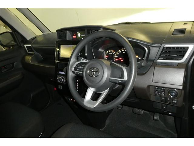 スタイリッシュなデザインのインパネ。各操作スイッチは使いやすい位置に配置されてます。