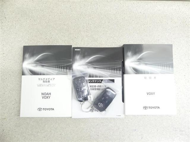 ヴォクシー ハイブリッドＳ－Ｚ　フルセグ　メモリーナビ　ＤＶＤ再生　後席モニター　バックカメラ　衝突被害軽減システム　ＥＴＣ　両側電動スライド　ＬＥＤヘッドランプ　乗車定員７人　３列シート　ワンオーナー（19枚目）