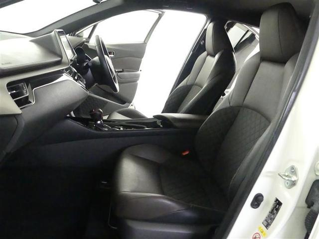 高いホールド性で運転姿勢が安定します。長距離ドライブでも疲れにくいのが魅力です。快適なドライビングライフをお送りください♪