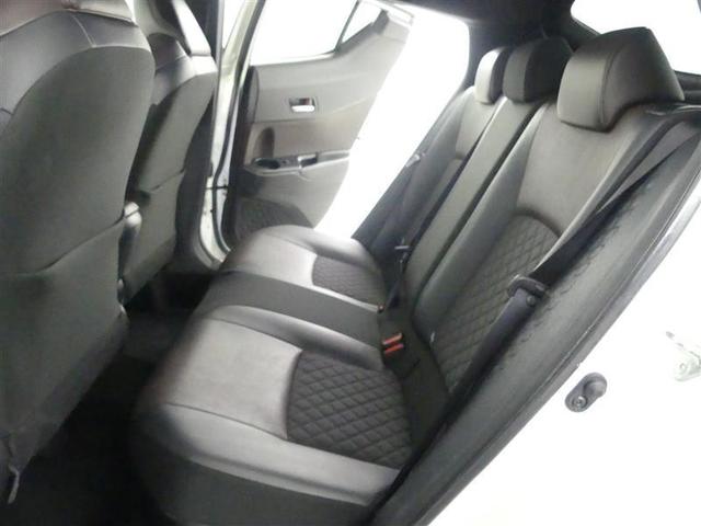 ゆったりとした後席シート。