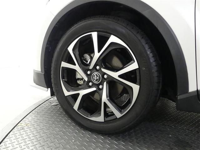 スポーティな印象を与える純正ホイールです。どこまでも走っていきたくなるようなデザインですね♪