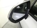 隣車線を走る車両をレーダーで検知し、ドアミラーでは確認しにくい後側方エリアに存在する車両に加え、急接近してくる車両も検知します。車両を検知するとドアミラーに搭載されたLEDインジケーターが点灯します。