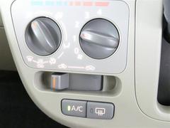 左右独立温度コントローエアコンです。運転席、助手席それぞれで独立して温度設定ができます。冷え性の方が乗っても安心ですね♪ 7