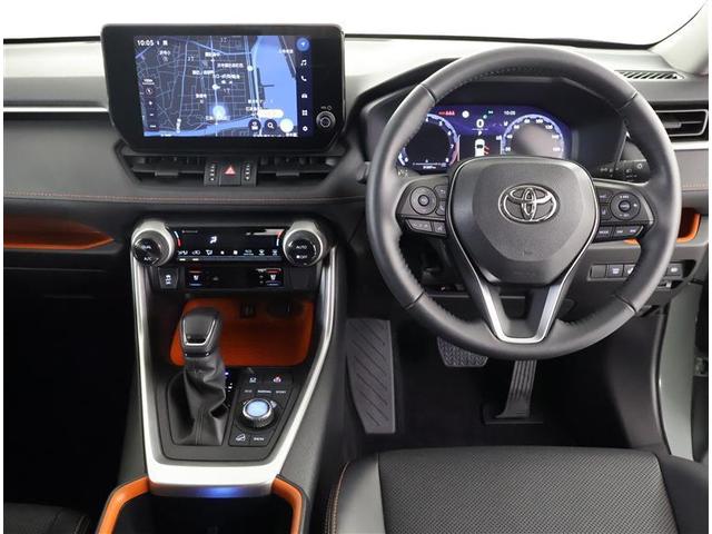 シックな色使いの運転席周りですね。すっきりとしたデザインで上品な色使いです。居心地の良い運転席長く座ってられるリラックスできるデザインがいいですね。