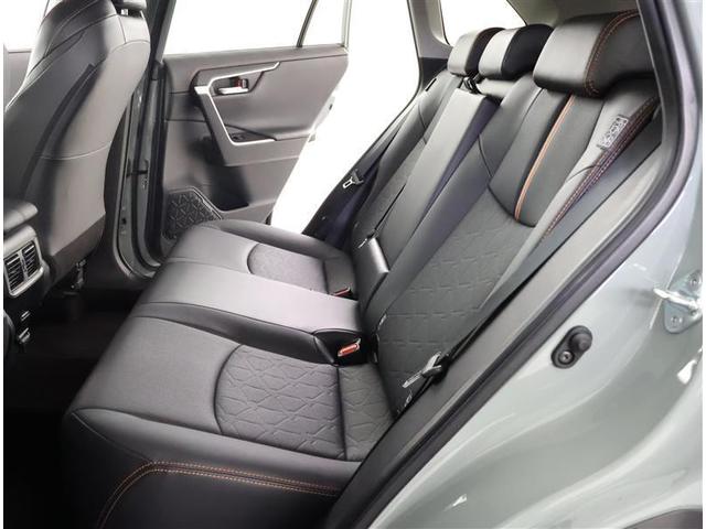 後席は、膝元に十分なスペースを確保！室内も専門のスタッフによる清掃済みでキレイです♪是非一度ご覧ください！