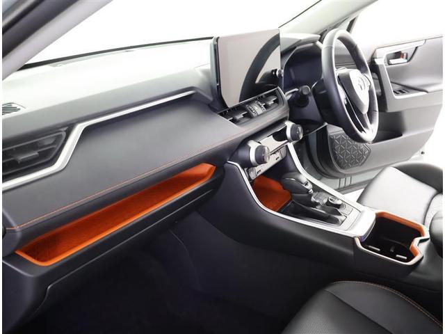 スタイリッシュなデザインのインパネ。各操作スイッチは使いやすい位置に配置されてます。