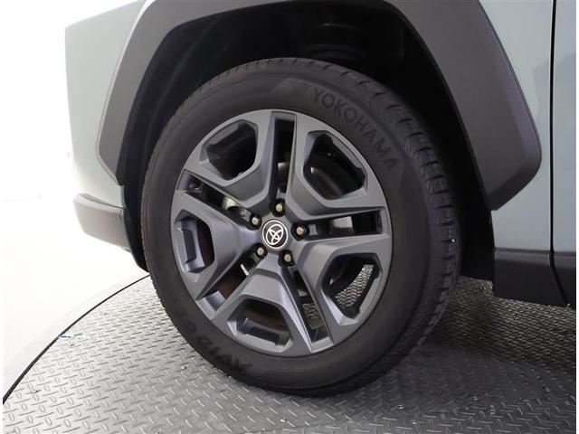 スポーティな印象を与える純正ホイールです。どこまでも走っていきたくなるようなデザインですね♪