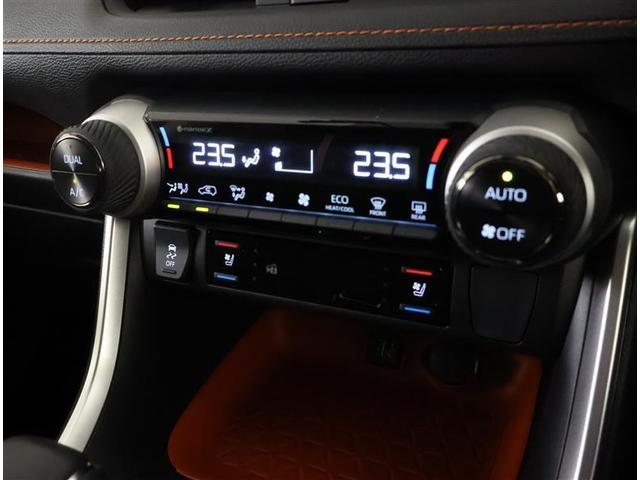左右独立温度コントロールフルオートエアコンです。運転席、助手席それぞれで独立して温度設定ができます。冷え性の方が乗っても安心ですね♪