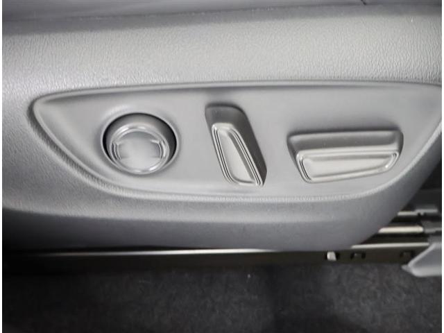 パワーシート搭載。微妙な調整が手軽にでき、最適なポジションで運転することが可能です。