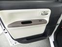 シックな色使いの運転席周りですね。すっきりとしたデザインで上品な色使いです。居心地の良い運転席長く座ってられるリラックスできるデザインがいいですね。