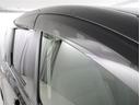 「ドアバイザー」が付いています。雨の日に、ちょっとだけ窓をあけることができるんですよ。愛煙家の方にはなくてはならない装備ですね。