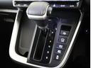 親しみやすいシフトです。　坂道や信号の多い日本では操作が簡単でいいです。　シフトチェンジしやすい所に配置されているので操作し易いですよ。