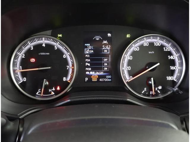 とっても見やすいメーターです。夜間時はラグジュアリーな気分にさせてくれる照明が魅力ですので、夜のドライブも楽しみになりますよ♪