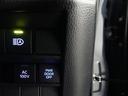 オートマチックハイビームとは、先行車や対向車のライトを認識し、ハイビームとロービームを自動で切り替える機能です。夜道の視界を確保します。詳細は販売店スタッフまでおたずねください。