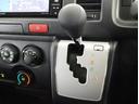 親しみやすいシフトです。　坂道や信号の多い日本では操作が簡単でいいです。　シフトチェンジしやすい所に配置されているので操作し易いですよ。