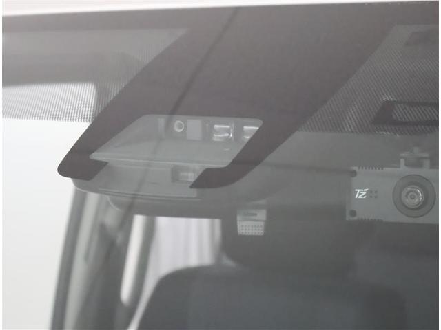 ノア Ｓｉ　フルセグ　メモリーナビ　ＤＶＤ再生　後席モニター　バックカメラ　衝突被害軽減システム　ＥＴＣ　ドラレコ　両側電動スライド　ＬＥＤヘッドランプ　ウオークスルー　乗車定員８人　３列シート　ワンオーナー（9枚目）