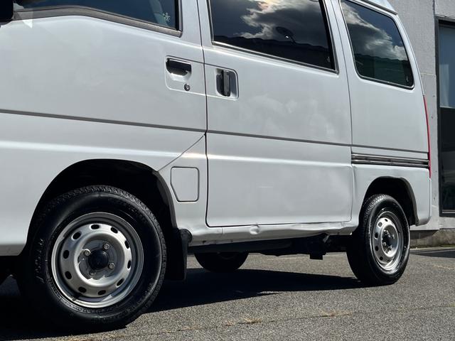 サンバーバン トランスポーター　キーレス　両側スライドドア　ヘッドライトレベライザー　パワーモード　サイドバイザー　カップホルダー　マット（25枚目）