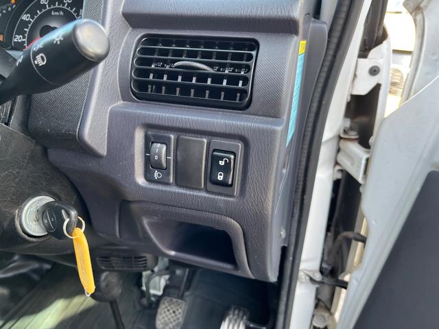 サンバーバン トランスポーター　キーレス　両側スライドドア　ヘッドライトレベライザー　パワーモード　サイドバイザー　カップホルダー　マット（29枚目）