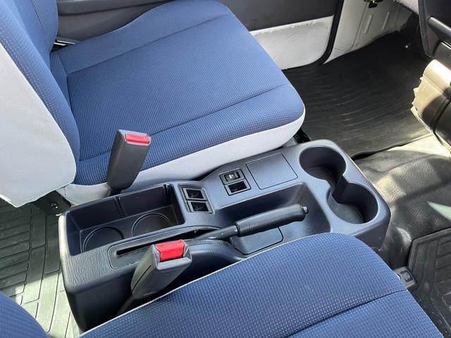 サンバーバン トランスポーター　キーレス　両側スライドドア　ヘッドライトレベライザー　パワーモード　サイドバイザー　カップホルダー　マット（30枚目）