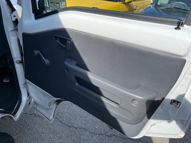 サンバーバン トランスポーター　キーレス　両側スライドドア　ヘッドライトレベライザー　パワーモード　サイドバイザー　カップホルダー　マット（32枚目）