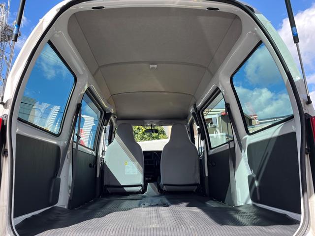 サンバーバン トランスポーター　キーレス　両側スライドドア　ヘッドライトレベライザー　パワーモード　サイドバイザー　カップホルダー　マット（44枚目）