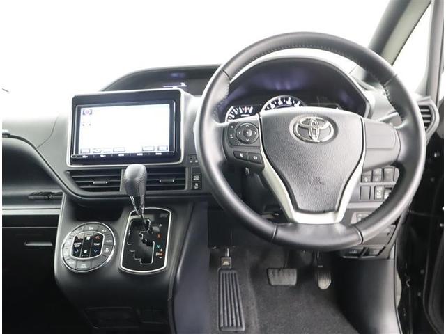 ノア Ｓｉ　フルセグ　メモリーナビ　ＤＶＤ再生　ミュージックプレイヤー接続可　バックカメラ　衝突被害軽減システム　ＥＴＣ　両側電動スライド　ＬＥＤヘッドランプ　ウオークスルー　乗車定員７人　３列シート　フルエアロ（5枚目）