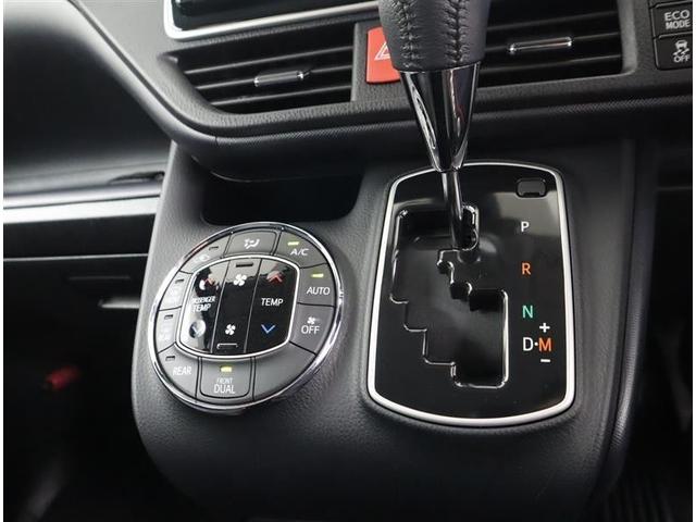 ノア Ｓｉ　フルセグ　メモリーナビ　ＤＶＤ再生　ミュージックプレイヤー接続可　バックカメラ　衝突被害軽減システム　ＥＴＣ　両側電動スライド　ＬＥＤヘッドランプ　ウオークスルー　乗車定員７人　３列シート　フルエアロ（11枚目）