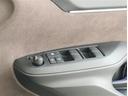車の基本装備のひとつのパワーウインドウです。オート機能もあって、押し方の強弱で調整も出来ます。