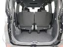 ３列目シートを両サイドに跳ね上げ格納すれば、レジャー用品もたっぷり積める広いトランクスペースになります。トランクフロアの下にも収納スペースがあります。