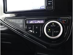 室内の空調は温度設定が出来るオートエアコンで、車内は年中快適です♪ 7