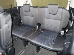 サードシートは３人がけです。真ん中の座席用のシートベルトも肩掛けのベルトで安全性に配慮しています。 6