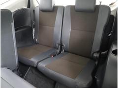 リヤシートは３人がけです。真ん中の座席用のシートベルトも肩掛けのベルトで安全性に配慮しています。 6