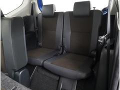 サードシートは３人がけです。真ん中の座席用のシートベルトも肩掛けのベルトで安全性に配慮しています。 6