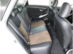 リヤシートは３人がけです。真ん中の座席用のシートベルトも肩掛けのベルトで安全性に配慮しています。 6