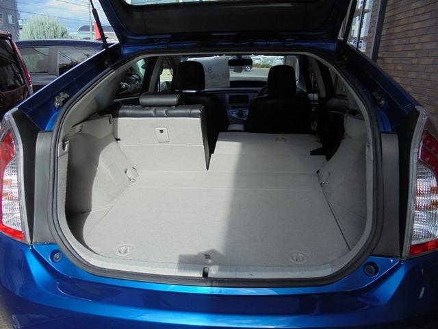 プリウス Ｓマイコーデ　メモリーナビ　ワンセグＴＶ　ミュージックプレイヤー接続可　バックカメラ　ＥＴＣ　ＨＩＤヘッドライト　記録簿　スマートキー　デュアルエアバッグ　レザーシート　アルミホイール（8枚目）