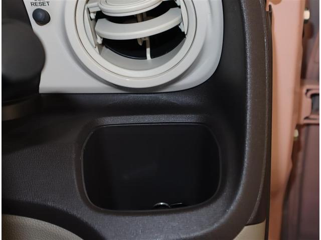 小物入れにも使えるカップホルダーも装備してます。