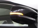 隣車線を走る車両をレーダーで検知し、ドアミラーでは確認しにくい後側方エリアに存在する車両に加え、急接近してくる車両も検知します。車両を検知するとドアミラーに搭載されたLEDインジケーターが点灯します。