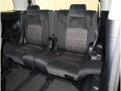 サードシートは、簡単に折りたためるワンタッチスペースアップシートです。車内に乗り込まずにラクに行えます。また、サードシート中央席ヘッドレストを取り外した際の収納スペースもあります！！ 7