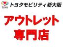 アウトレット車とは、下取りさせていたお車の板金修理などは行わず、簡易清掃のみして展示しているお車です。有料で保証を付けることもできます。１年目は全車￥４４，０００円になります。