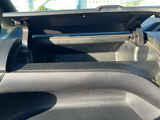 ヴォクシー ZS 煌II ユーザー様買取車 ナビ TV Bluetoothオーディオ CD DVD バックモニター フリップダウン ETC スマートキー2本 プッシュスタート オートエアコン オートマチックハイビーム ESC(40枚目)