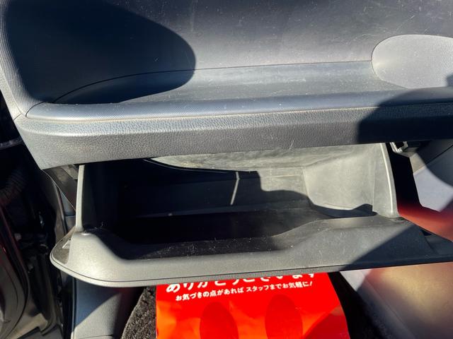 ヴォクシー ZS 煌II ユーザー様買取車 ナビ TV Bluetoothオーディオ CD DVD バックモニター フリップダウン ETC スマートキー2本 プッシュスタート オートエアコン オートマチックハイビーム ESC(41枚目)