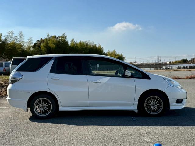 フィットシャトルハイブリッド ハイブリッド・スマートセレクション ユーザー様買取車 ナビ VSA ABS+TCS+横すべり抑制 HID アイドリングストップ 衝突安全ボディ 盗難防止システム スマートキー ECONモード オートクルーズコントロール オートエアコン(9枚目)