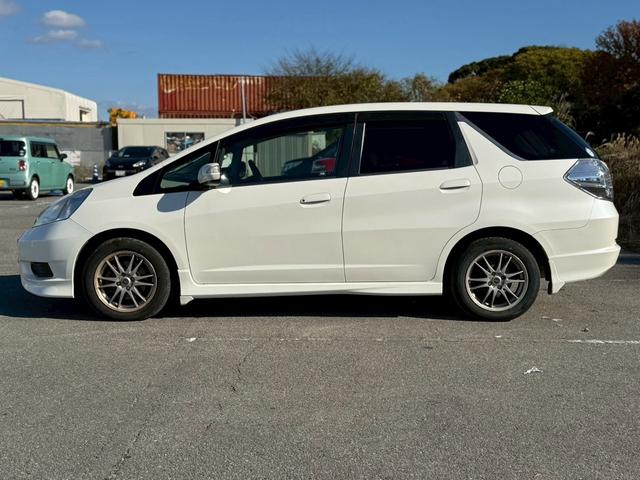 フィットシャトルハイブリッド ハイブリッド・スマートセレクション ユーザー様買取車 ナビ VSA ABS+TCS+横すべり抑制 HID アイドリングストップ 衝突安全ボディ 盗難防止システム スマートキー ECONモード オートクルーズコントロール オートエアコン(10枚目)