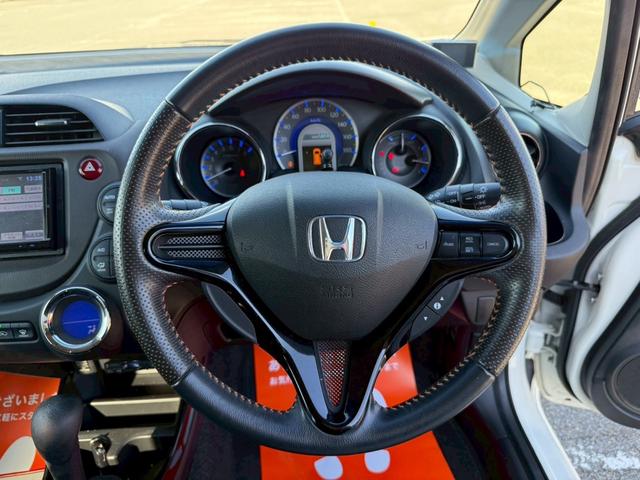 フィットシャトルハイブリッド ハイブリッド・スマートセレクション ユーザー様買取車 ナビ VSA ABS+TCS+横すべり抑制 HID アイドリングストップ 衝突安全ボディ 盗難防止システム スマートキー ECONモード オートクルーズコントロール オートエアコン(15枚目)