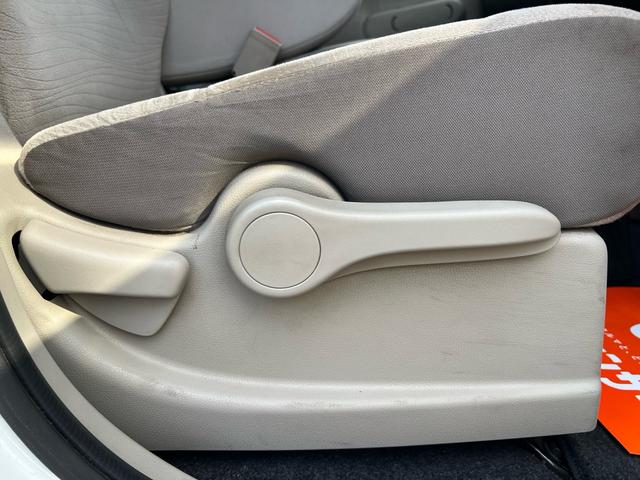 キューブ １５Ｘ　Ｖセレクション　ユーザー様買取車　ナビ　ＴＶ　Ｂｌｕｅｔｏｏｔｈ　スマートキー２本　プッシュスタート　オートエアコン　ＥＴＣ　衝突安全ボディ　車検２年付き　盗難防止システム　運転席助手席エアバック　　パワーウインドウ（28枚目）