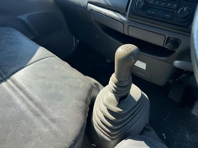 タイタンダッシュ 　ユーザー様買取車　ＥＴＣ　エアコン　パワーウインドウ　パワーステアリング　ドアバイザー　最大積載量１５００ｋｇ　走行距離９６１００キロ　車検令和８年２月　５ＭＴ　ＡＭ　ＦＭ　２０００ＣＣ　エアバック（31枚目）