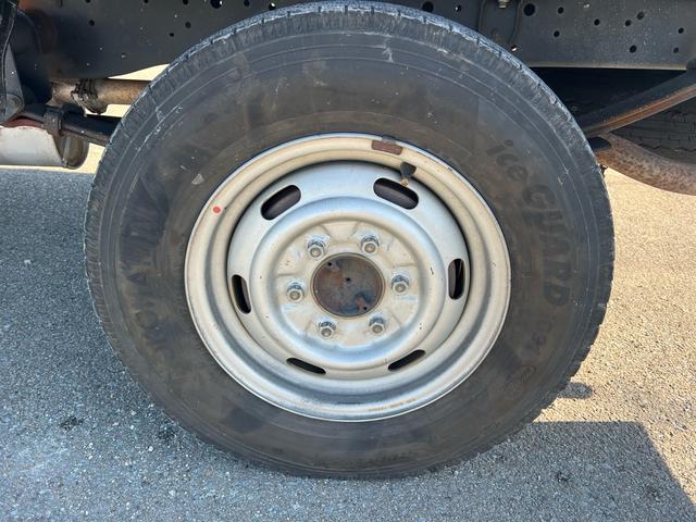 タイタンダッシュ 　ユーザー様買取車　ＥＴＣ　エアコン　パワーウインドウ　パワーステアリング　ドアバイザー　最大積載量１５００ｋｇ　走行距離９６１００キロ　車検令和８年２月　５ＭＴ　ＡＭ　ＦＭ　２０００ＣＣ　エアバック（47枚目）