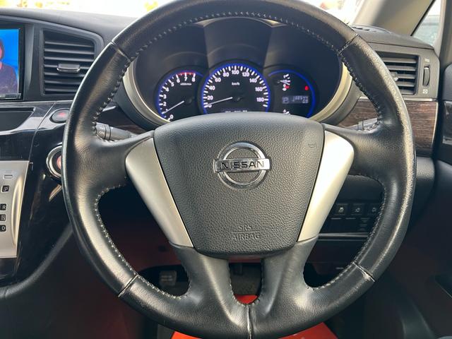 ����ɂ����������݂ƂĂ��^�]���₷���X�e�A�����O�ł���